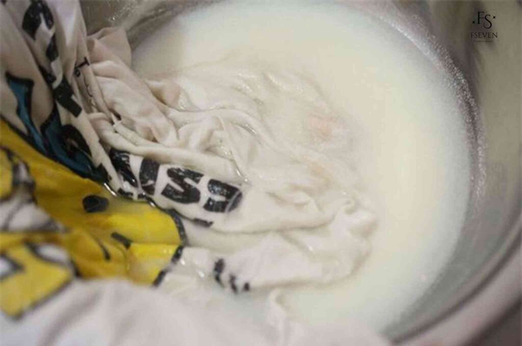 Tẩy áo trắng bị bẩn bằng sữa tươi lạnh